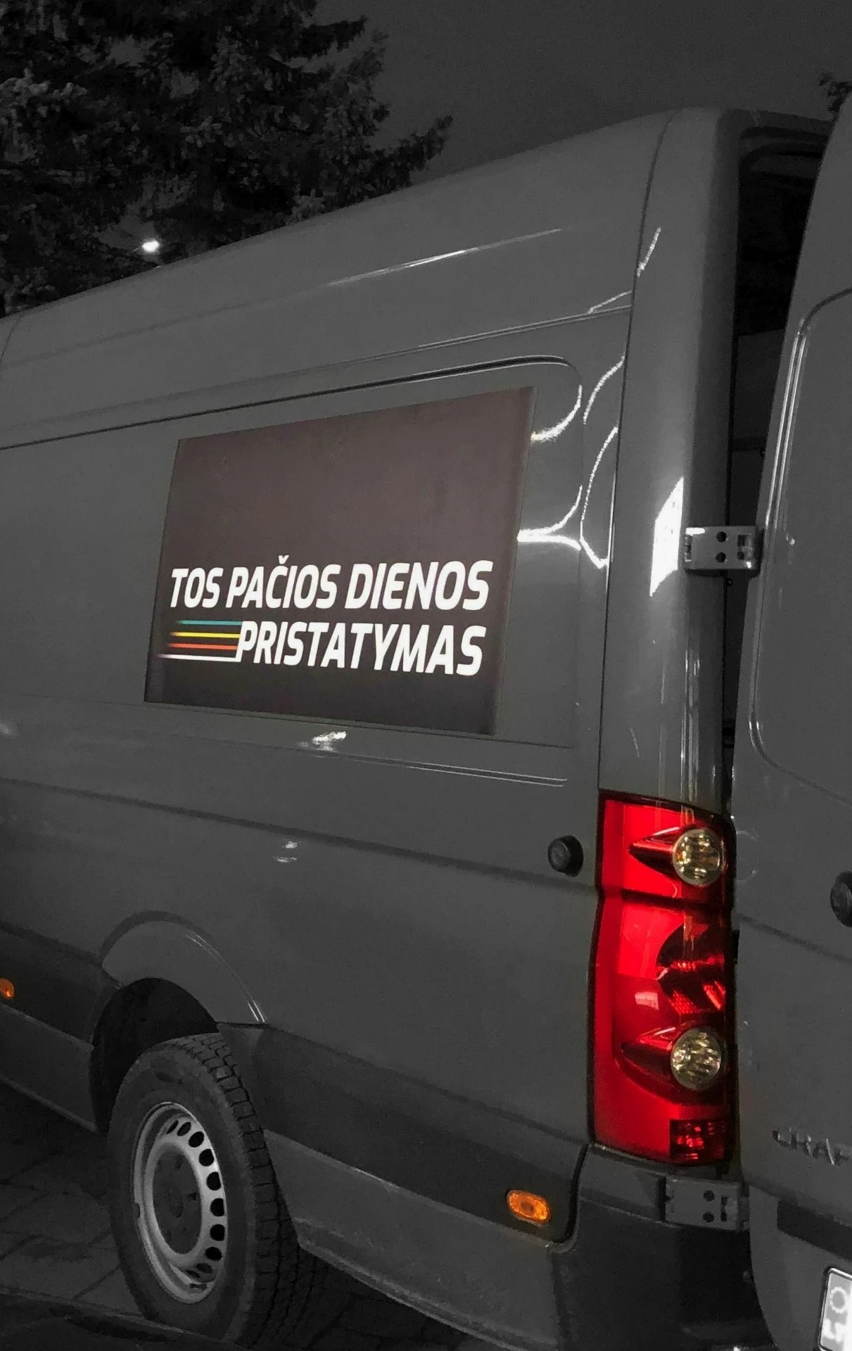 Magnetiniai lipdukai automobiliams – praktiškas ir lankstus laikinos reklamos sprendimas. Tvirtai prie automobilio paviršiaus priglundantys lipdukai leidžia asmeninę transporto priemonę vos per kelias sekundes paversti įmonės reklama.